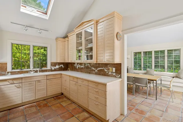 $2,495,000 | 530 Hands Creek Road, East Hampton, NY 11937