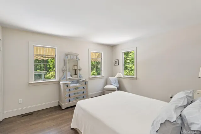 $2,495,000 | 530 Hands Creek Road, East Hampton, NY 11937