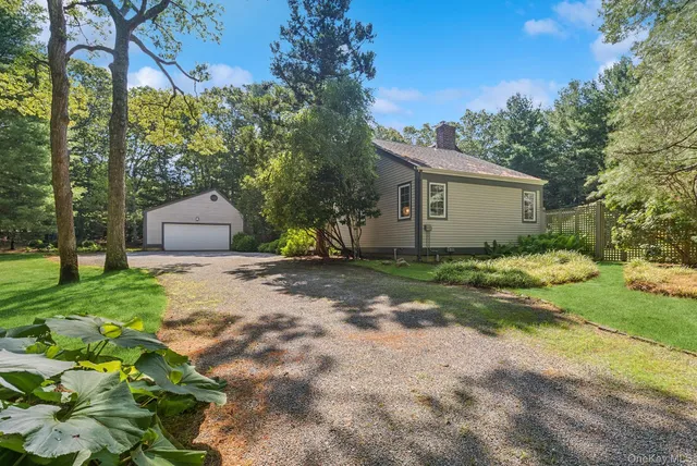 $2,495,000 | 530 Hands Creek Road, East Hampton, NY 11937