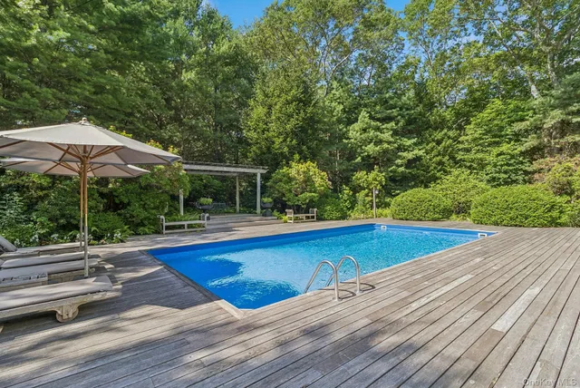 $2,495,000 | 530 Hands Creek Road, East Hampton, NY 11937