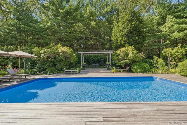$2,495,000 | 530 Hands Creek Road, East Hampton, NY 11937