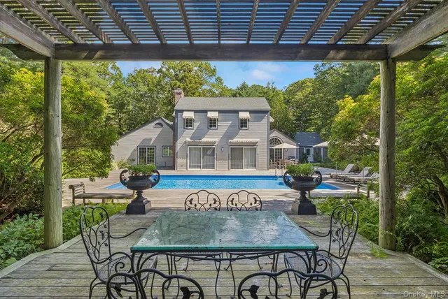 $2,495,000 | 530 Hands Creek Road, East Hampton, NY 11937