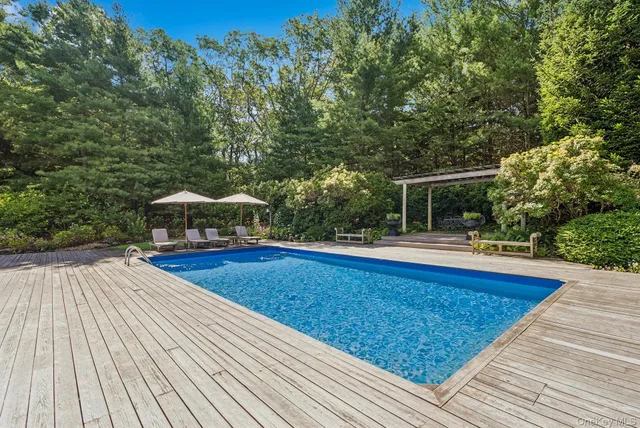 $2,495,000 | 530 Hands Creek Road, East Hampton, NY 11937