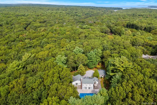 $2,495,000 | 530 Hands Creek Road, East Hampton, NY 11937