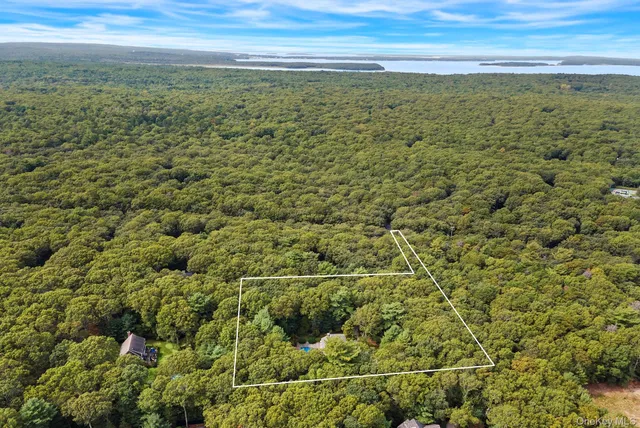 $2,495,000 | 530 Hands Creek Road, East Hampton, NY 11937