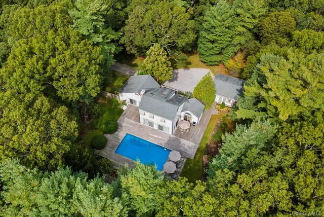 $2,495,000 | 530 Hands Creek Road, East Hampton, NY 11937