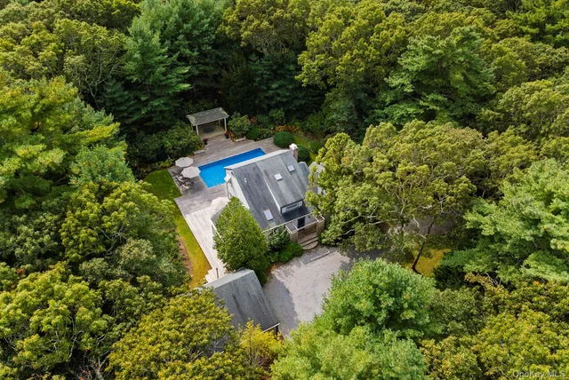 $2,495,000 | 530 Hands Creek Road, East Hampton, NY 11937