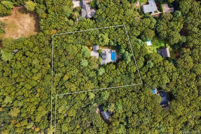 $2,495,000 | 530 Hands Creek Road, East Hampton, NY 11937
