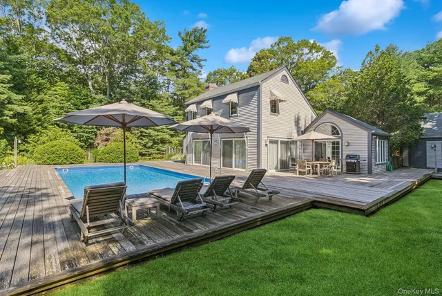 $2,495,000 | 530 Hands Creek Road, East Hampton, NY 11937