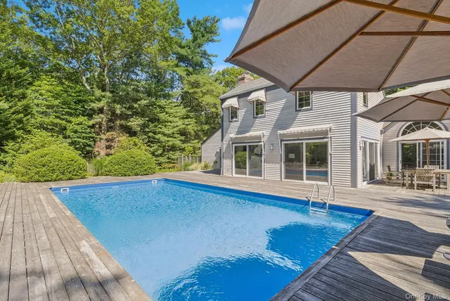 $2,495,000 | 530 Hands Creek Road, East Hampton, NY 11937