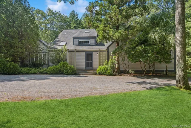 $2,495,000 | 530 Hands Creek Road, East Hampton, NY 11937