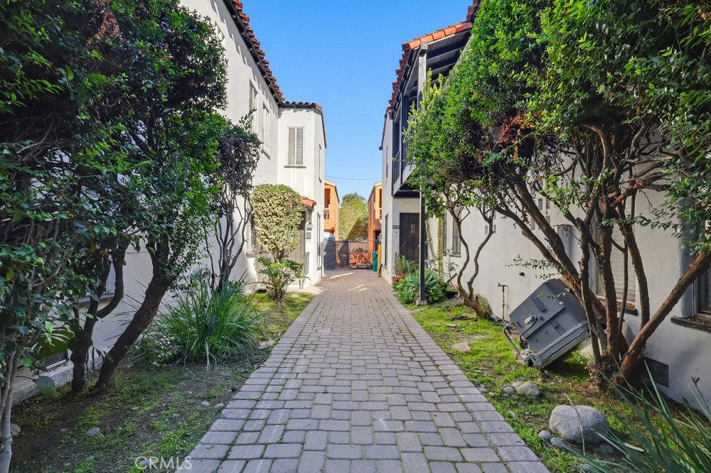 1527 East 3rd Street, Unit 1531 Long Beach, CA 90802 - Photo 36 of 38 a view of a pathway both side of the house