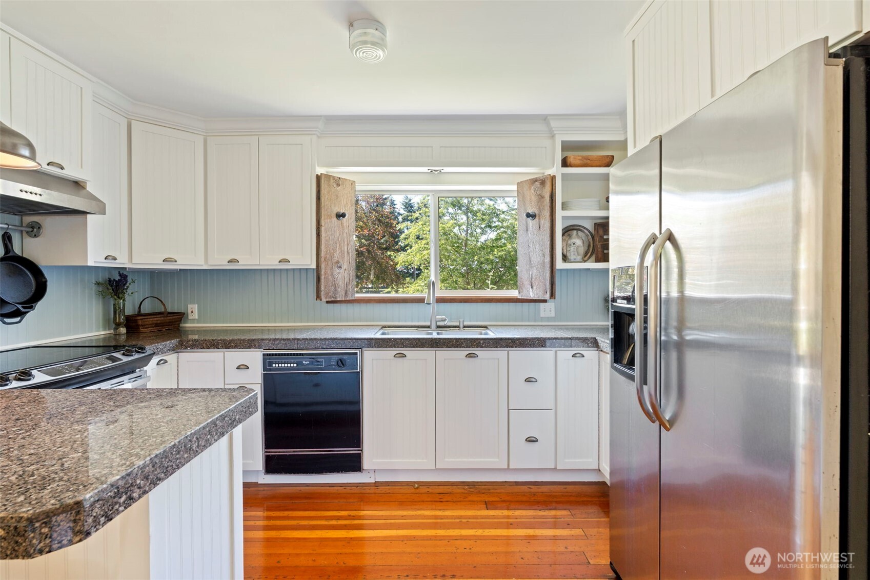 2118 Gallagher Road Centralia, WA 98531 - Photo 11 of 40 a kitchen with stainless steel appliances granite countertop a sink stove and refrigerator