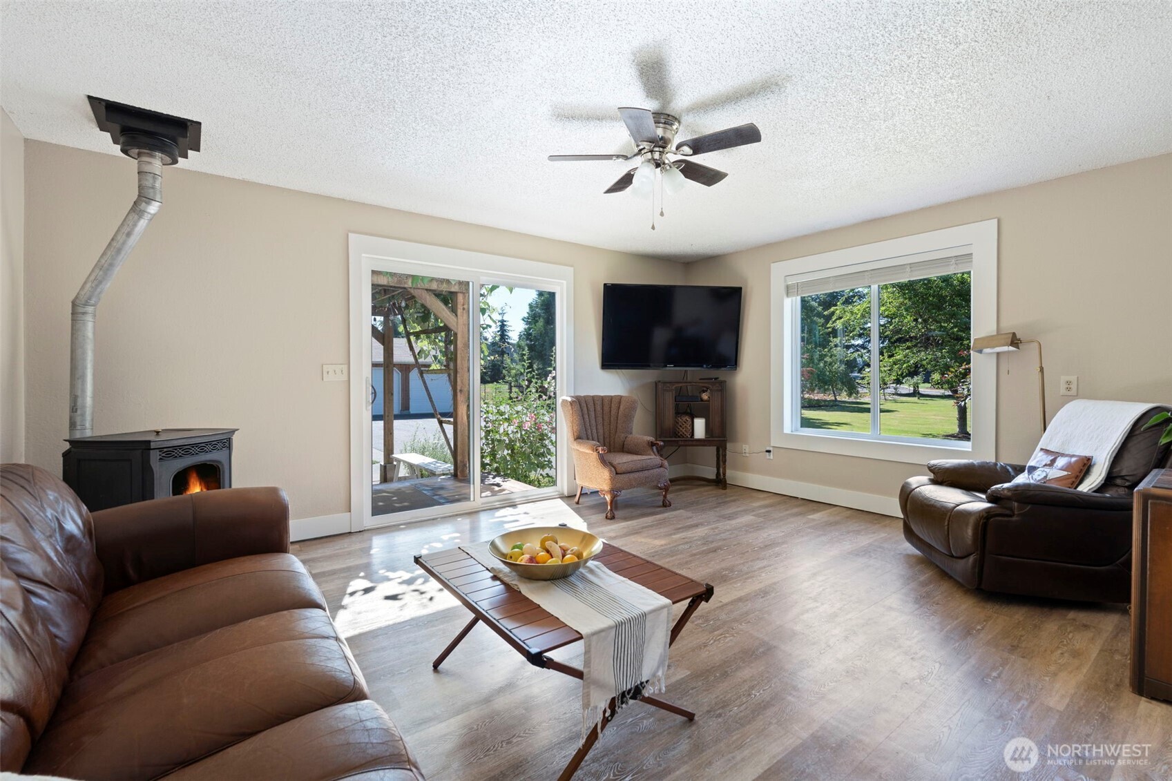 2118 Gallagher Road Centralia, WA 98531 - Photo 14 of 40 a living room with furniture and a flat screen tv