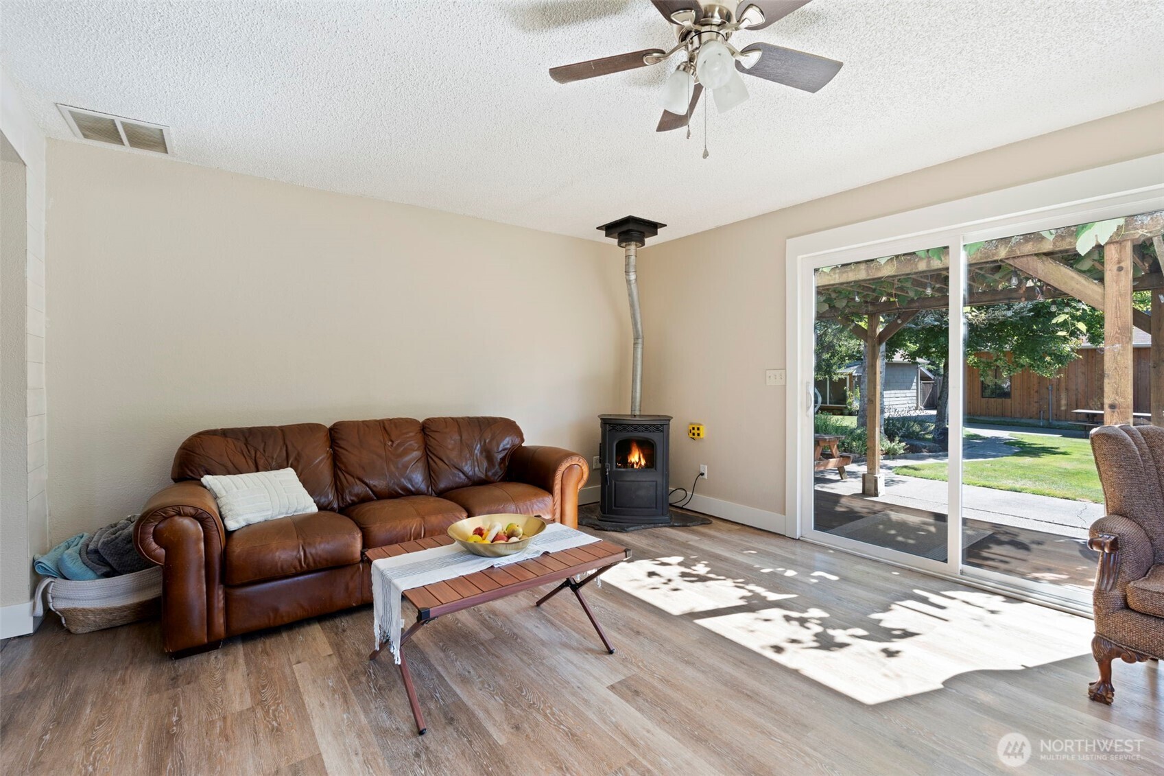 2118 Gallagher Road Centralia, WA 98531 - Photo 15 of 40 a living room with furniture and a window