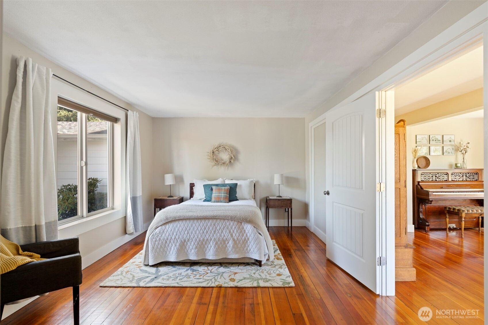 2118 Gallagher Road Centralia, WA 98531 - Photo 4 of 40 a living room with a bed furniture and next to a window