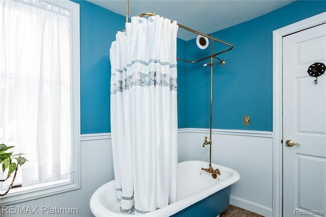620 North Kane Road Webberville, MI 48892 - Photo 3 of 48 Claw Foot Tub