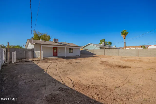 a view of a house with a backyard