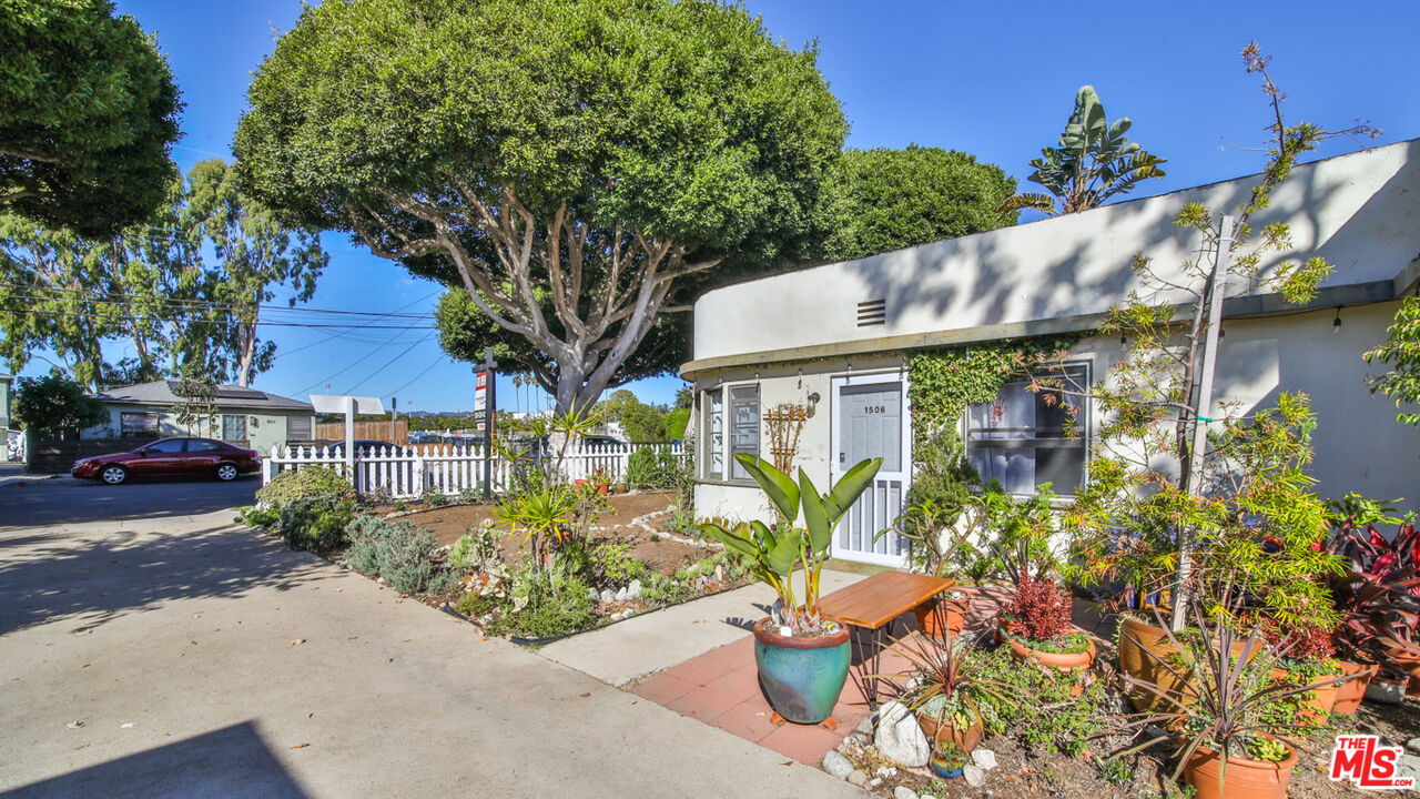 1502 Maple Street Santa Monica, CA 90405 - Photo 4 of 16 a front view of a house with a yard