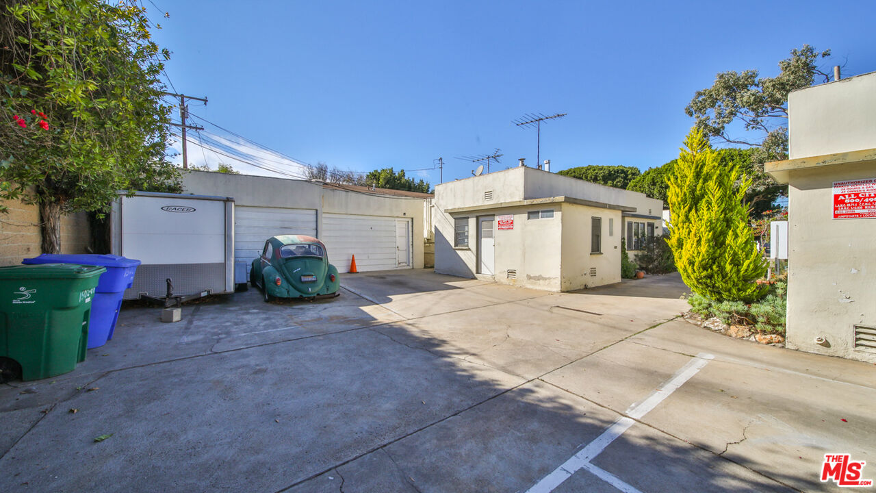 1502 Maple Street Santa Monica, CA 90405 - Photo 7 of 16 a front view of a house with garden