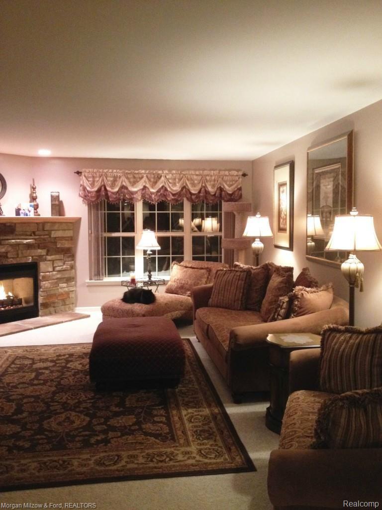 3217 Mann Road Waterford, MI 48329 - Photo 8 of 32 9 Family Room.jpg