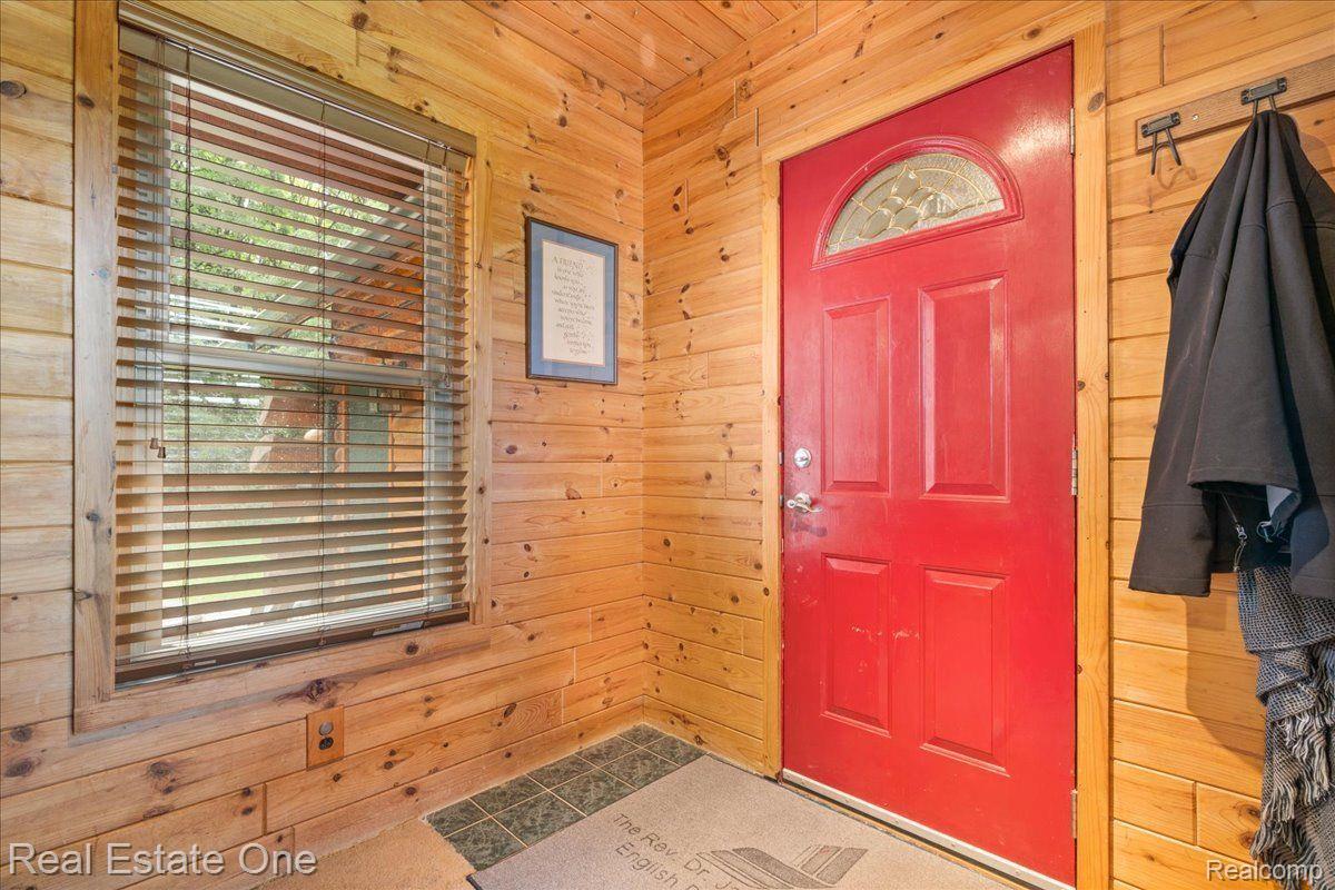 7596 Fisher Road Howell, MI 48855 - Photo 21 of 41 Entry/Breezeway