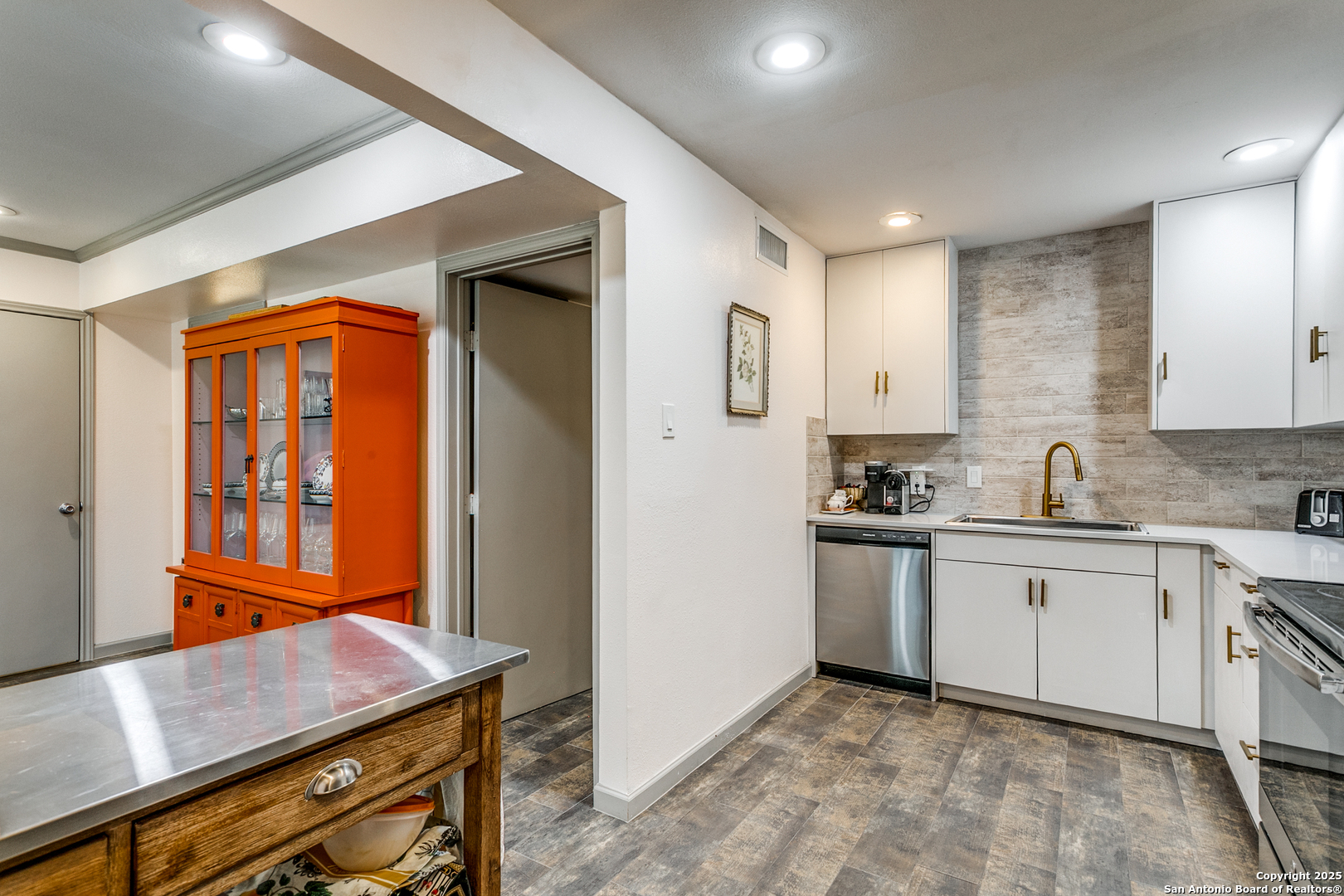 109 Ruelle Lane, Unit 109A San Antonio, TX 78209 - Photo 13 of 23 a kitchen that has a sink and a stove in it