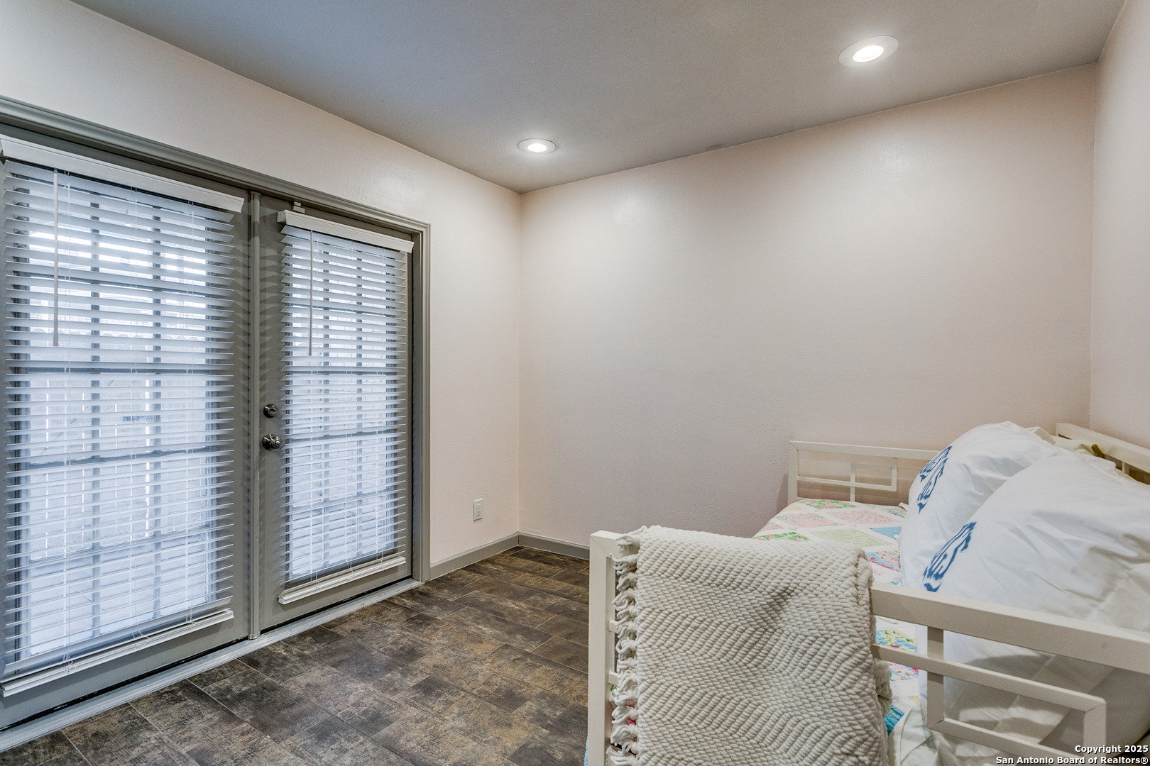 109 Ruelle Lane, Unit 109A San Antonio, TX 78209 - Photo 19 of 23 a bedroom with a bed and a window