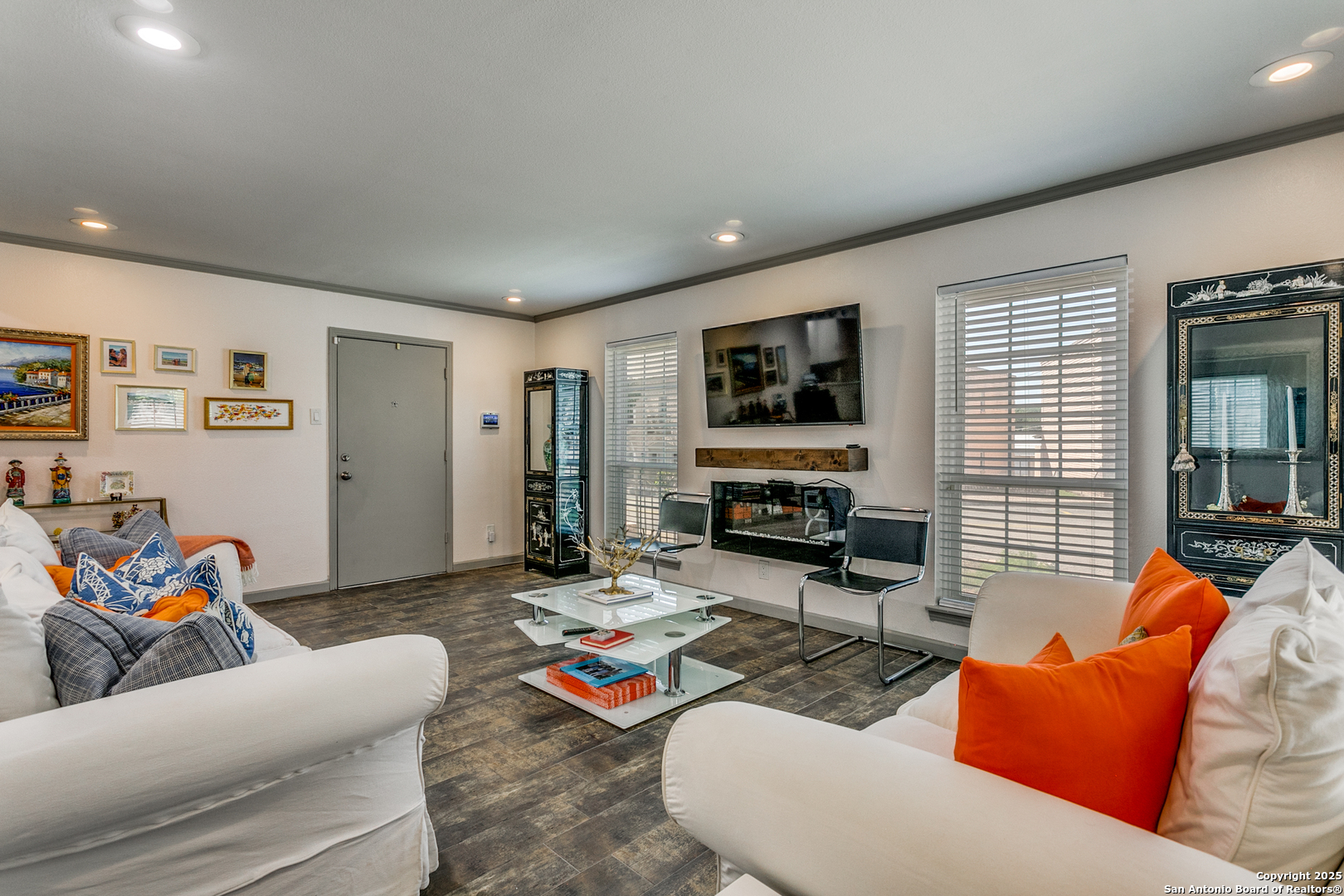 109 Ruelle Lane, Unit 109A San Antonio, TX 78209 - Photo 6 of 23 a living room with furniture kitchen view and a window