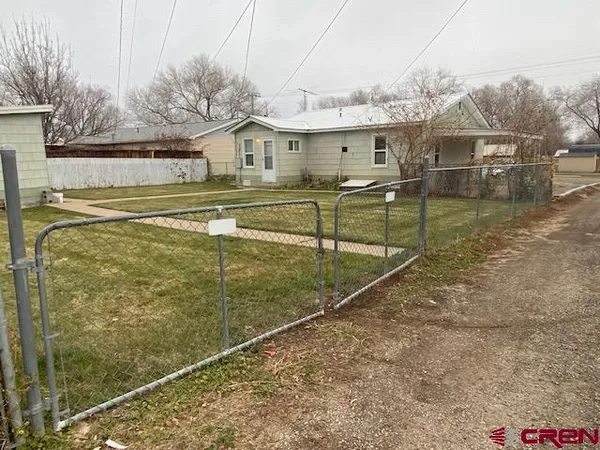 a view of residential houses with street