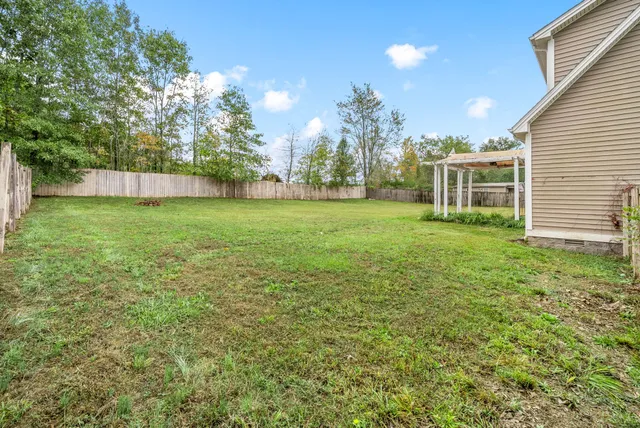 a view of a backyard