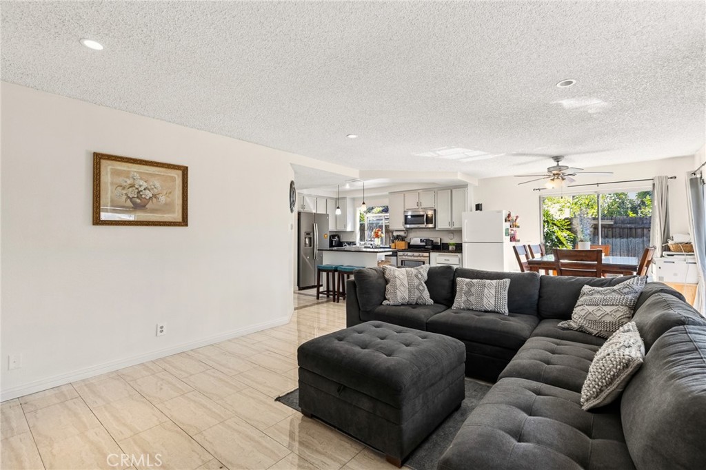 11545 Honeyglen Road Pacoima, CA 91331 - Photo 5 of 28