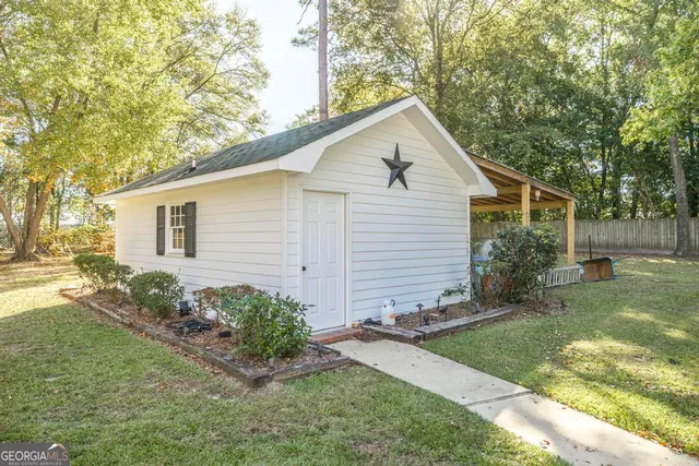 a view of a house with backyard