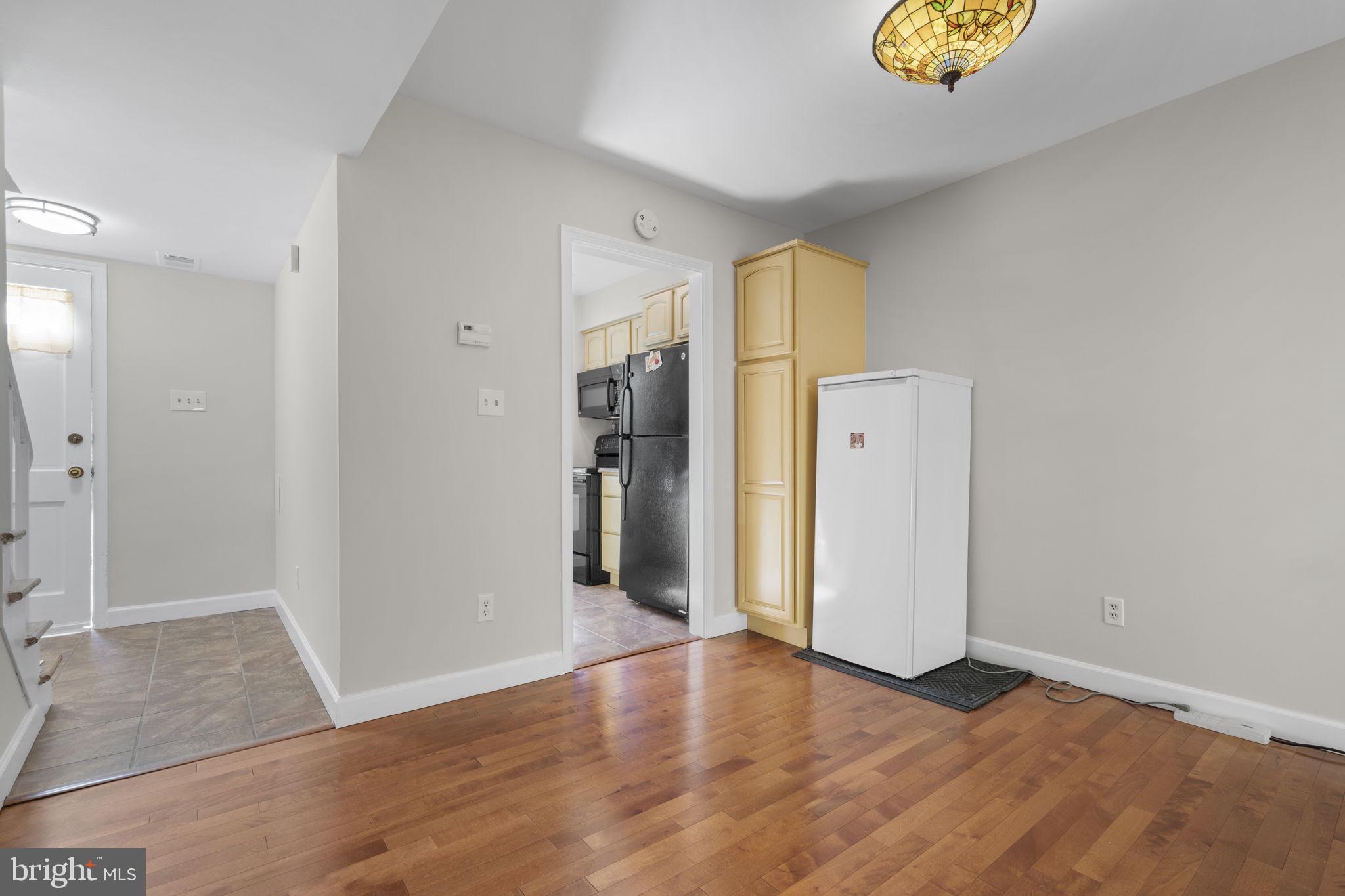 8221 Tory Road, Unit 150 Springfield, VA 22152 - Photo 9 of 36 Bright and inviting entryway space.