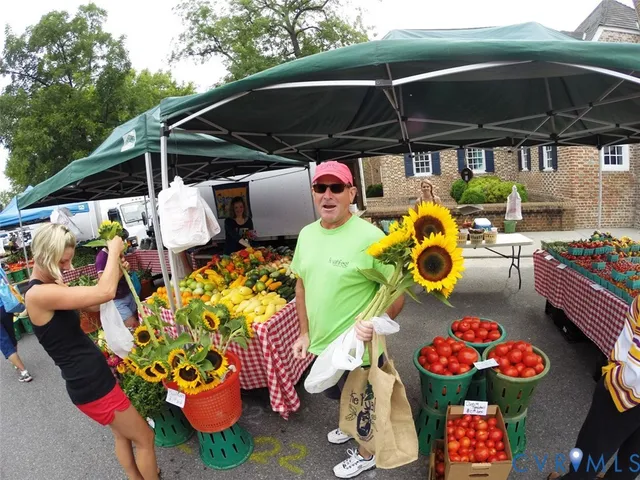 a store filled with lots of different kinds of flowers