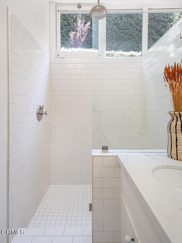 490 La Loma Road Pasadena, CA 91105 - Photo 28 of 59 a bathroom with a bathtub and window