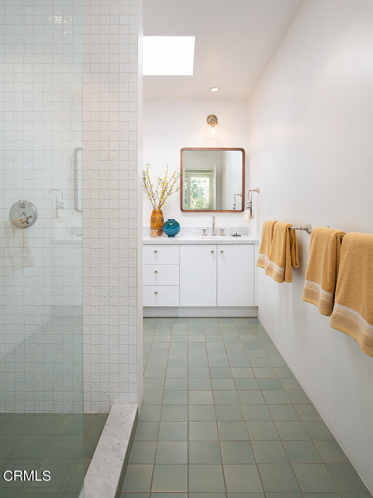 490 La Loma Road Pasadena, CA 91105 - Photo 33 of 59 a bathroom with a tub sink and mirror