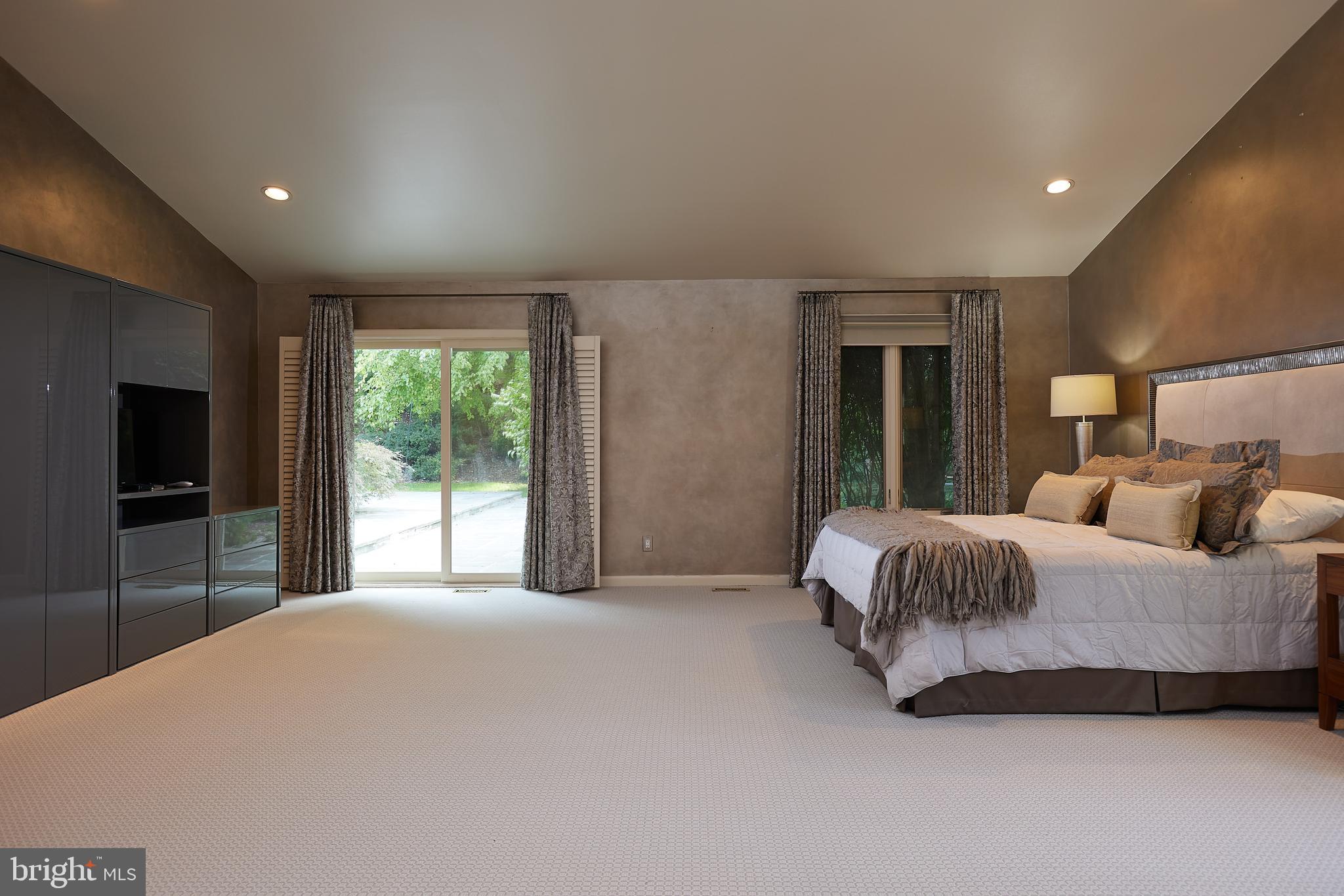 10811 Barn Wood Lane Potomac, MD 20854 - Photo 19 of 41 Access to the Patio