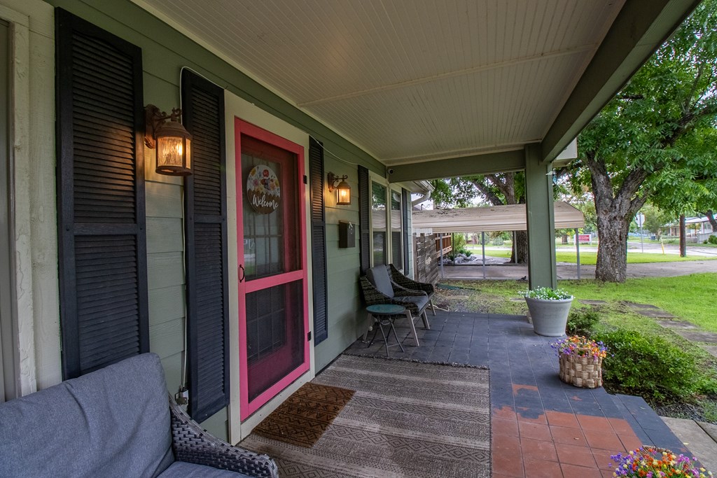 133 Travis Street Kerrville, TX 78028 - Photo 4 of 28