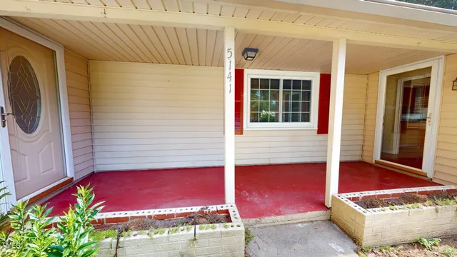 a view of a house with backyard and trees
