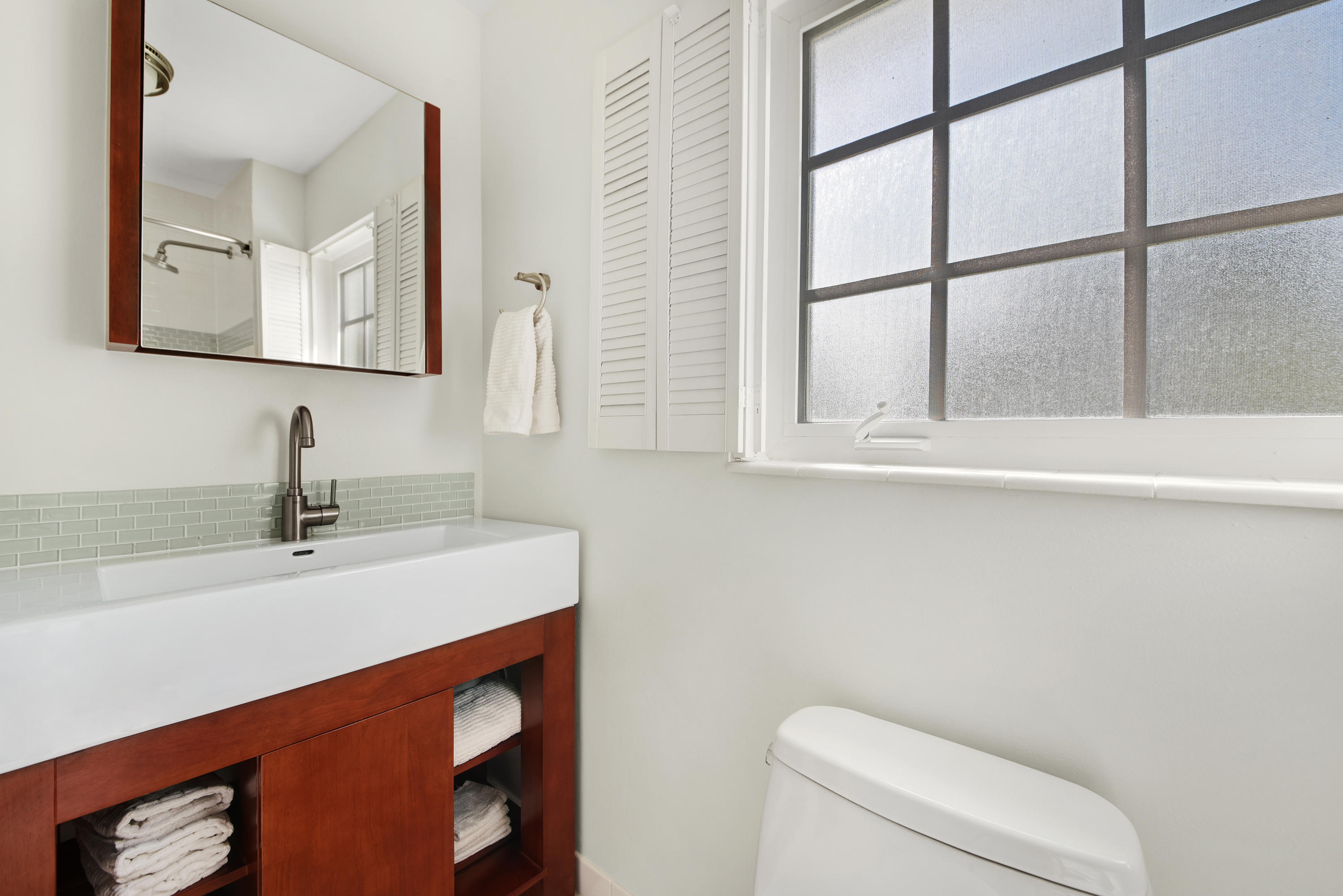 31 E Road Delray Beach, FL 33483 - Photo 9 of 17 Upstairs Bathroom