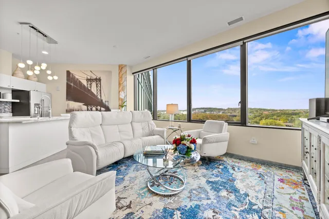 $215,000 | 5601 Smetana Drive, Unit 918, Minnetonka, MN 55343