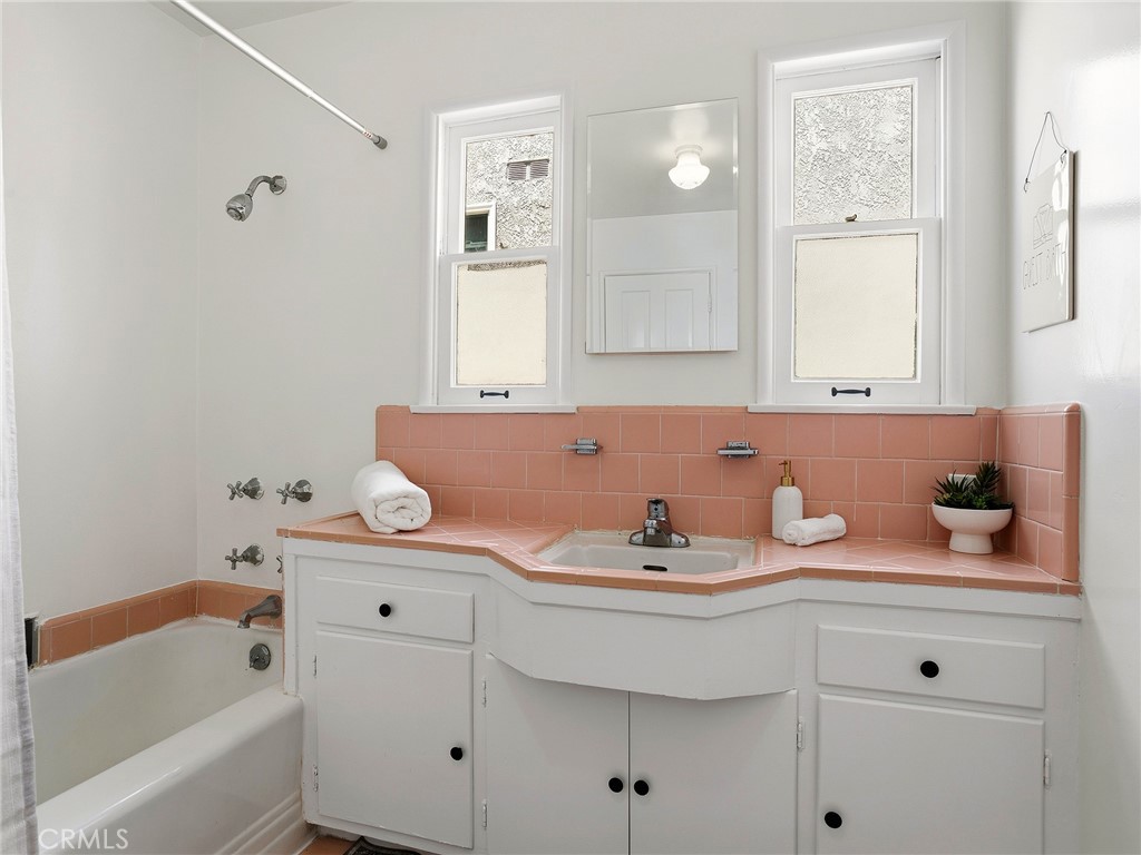 521 Bethany Road Burbank, CA 91504 - Photo 23 of 50 Bathroom