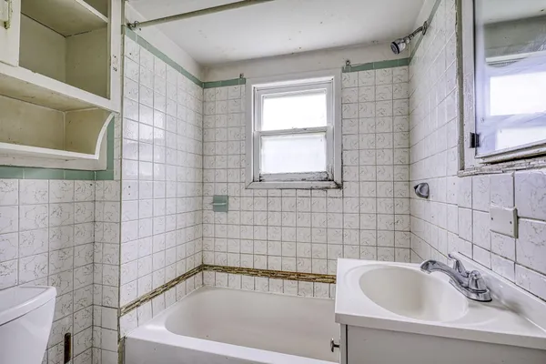 $1,300 | 1100 East Bernhard Avenue, Hazel Park, MI 48030
