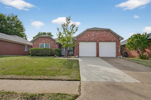 $2,200 | 1204 Saratoga Drive, Euless, TX 76040
