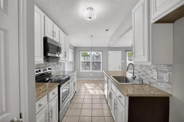 $2,200 | 1204 Saratoga Drive, Euless, TX 76040