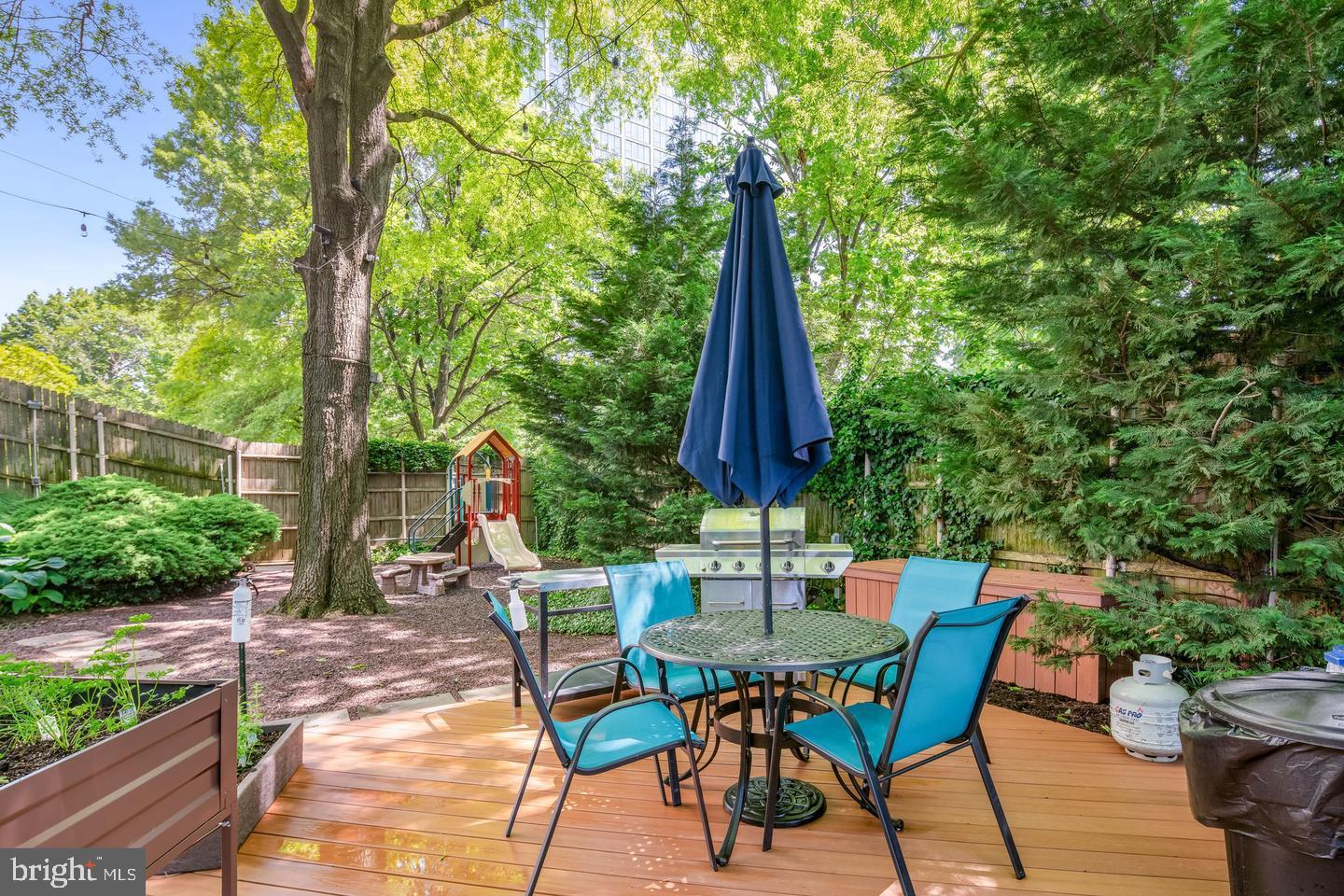 210 Locust Street, Unit 21E Philadelphia, PA 19106 - Photo 30 of 51 a table and chairs in front of a yard