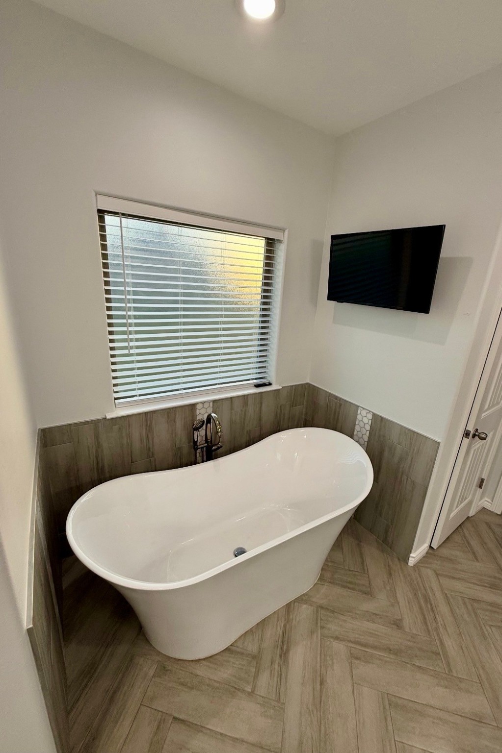 2295 Diamond D Lane Beaumont, TX 77713 - Photo 18 of 28 a bathroom with a tub and a sink
