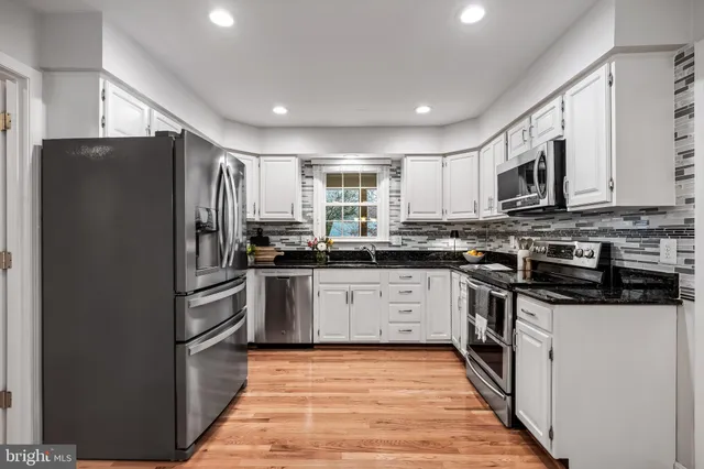 $914,900 | 7921 Oak Hollow Lane, Fairfax Station, VA 22039