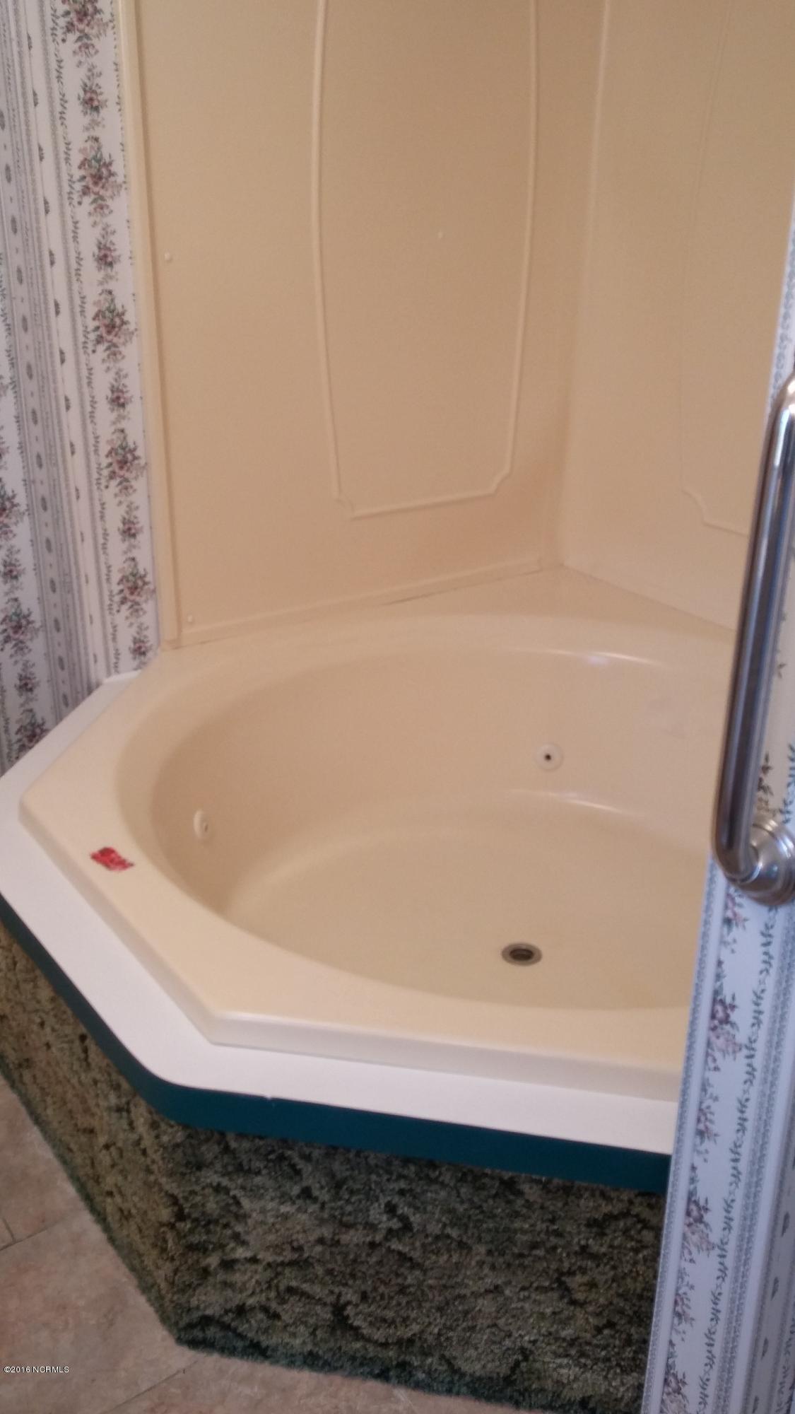 1065 Hardesty Loop Road Newport, NC 28570 - Photo 20 of 36 Master Tub